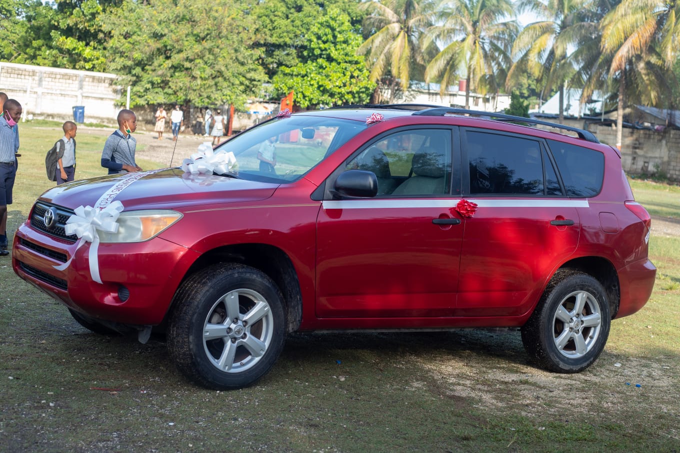 À Léogâne, un enseignant de carrière a reçu unToyota Rav4 de ses anciens élèves