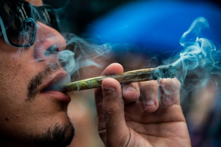 Selon une étude, fumer un gros joint de weed rendrait plus gentil et  intelligent - Juno7