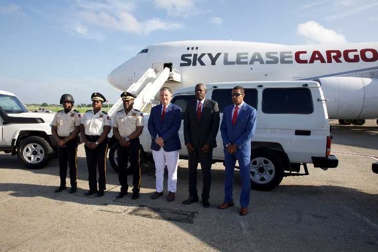 L'ambassadeur des États-Unis visite les rénovations à l'aéroport international Toussaint Louverture