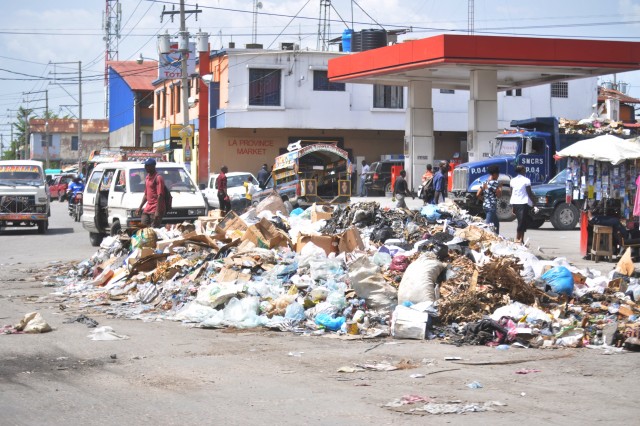 Malgré le lancement du programme d'assainissement, des artères de Delmas et Tabarre largement occupées par des déchets