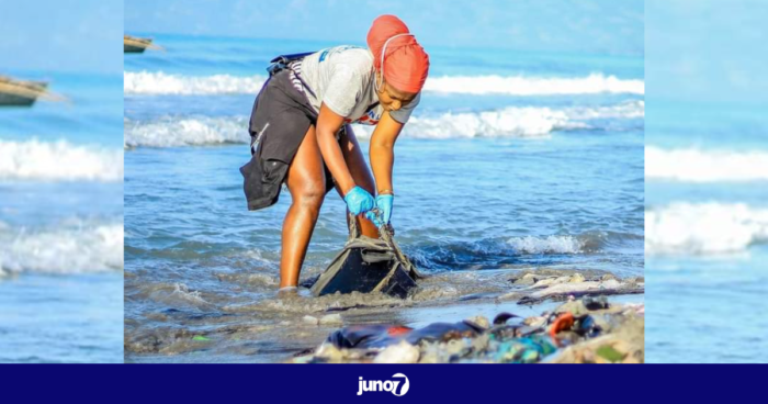 Anie Alerte et Wideline Pierre nettoient la plage Gelée pour promouvoir une autre Haïti