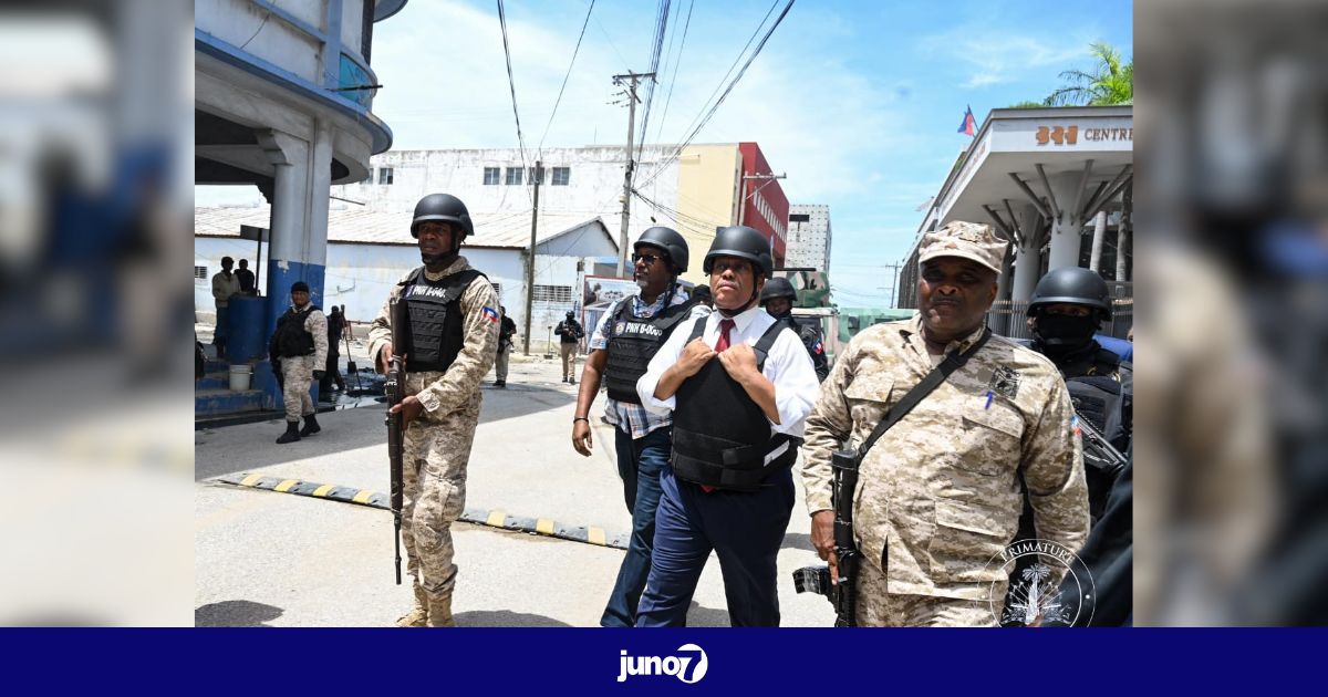 Le Premier ministre Garry Conille visite la BRH pour évaluer la situation sécuritaire au centre-Ville de Port-au-Prince