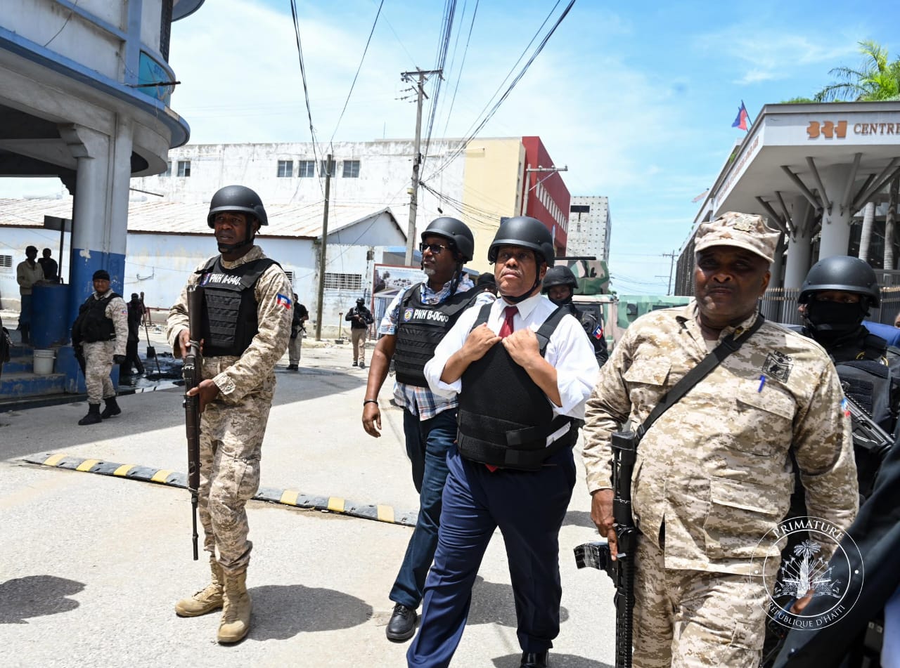 Garry Conille visite deux soldats blessés lors d’opérations contre des gangs armés