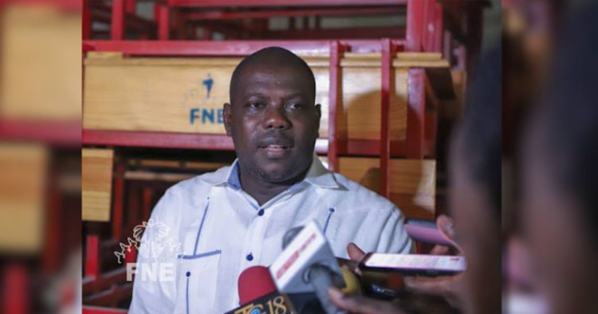 Jean Ronald Joseph inspecte 13 000 nouveaux bancs financés par le FNE pour les écoles haïtiennes