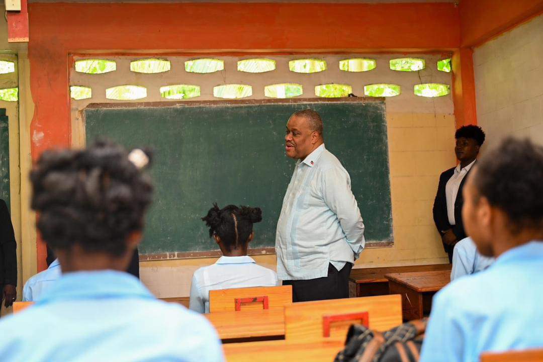 Garry Conille exprime sa préoccupation concernant la situation des élèves empêchés de se rendre à l’école