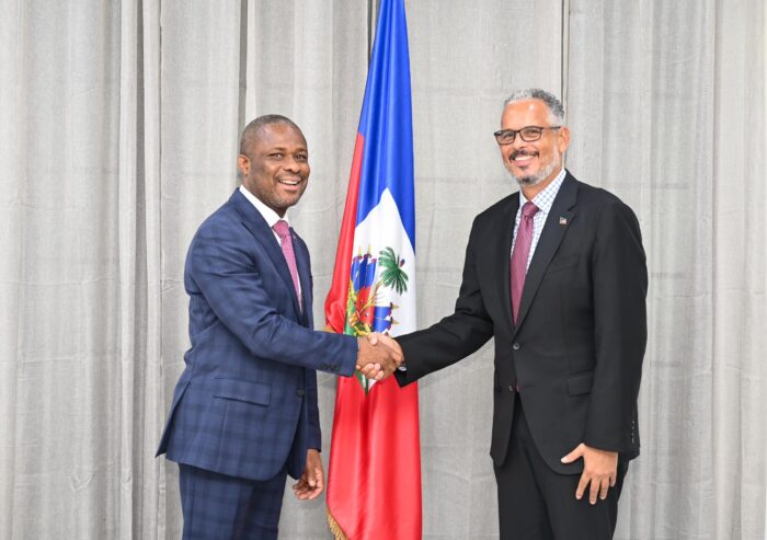 Le PM Alix Didier Fils-Aimé a installé officiellement le ministre des affaires étrangères et des cultes, Harvel Victor Jean-Baptiste