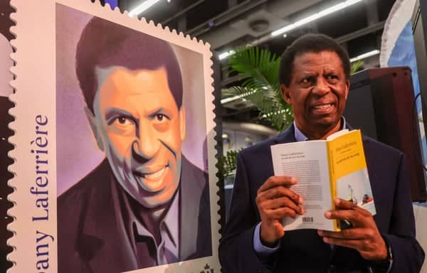 Un timbre-poste à l'effigie de Dany Laferrière dévoilé au Salon du livre de Montréal