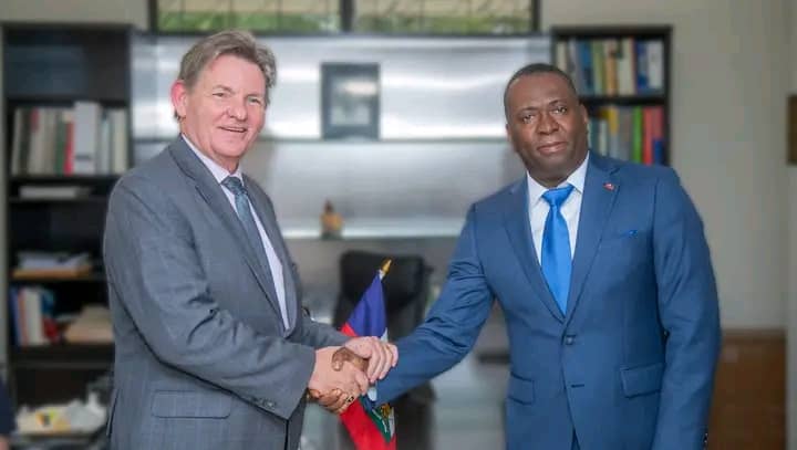 Sécurité et élections en Haïti : Le Ministre Patrick Pelissier et l’Ambassadeur Dennis Hankins renforcent la coopération