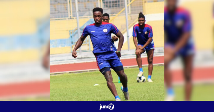 Le footballeur haïtien Mechak Jérôme et sa famille hospitalisés après l’explosion d’un cylindre de gaz La Fédération Haïtienne de Football exprime sa solidarité et adresse ses vœux de prompt rétablissement à Mechak Jérôme et ses proches, victimes d’un grave accident domestique. La Fédération Haïtienne de Football (FHF) a annoncé, vendredi 1er novembre, l’hospitalisation du défenseur international haïtien Mechak Jérôme, de son épouse et d’un cousin, à la suite d’un accident domestique survenu à leur domicile familial. Ce drame a été causé par l’explosion d’un cylindre de gaz, blessant les trois membres de la famille et nécessitant une prise en charge médicale d’urgence. Selon la FHF, cette nouvelle a profondément touché la communauté sportive haïtienne, encore sous le choc de cet événement imprévu. “Nous adressons nos vœux de prompt rétablissement au défenseur international haïtien, à son épouse et à un cousin, tous hospitalisés depuis ce matin,” a déclaré l’instance fédérale, témoignant ainsi son soutien à Jérôme et à ses proches. La FHF a conclu son message en réaffirmant sa solidarité à Mechak Jérôme et sa famille dans cette épreuve. “Nous leur souhaitons de tout cœur de surmonter cette difficile épreuve et de retrouver pleinement leur santé et leur bien-être.” *Qui est Mechak Jérôme* Né le 21 avril 1990 à Liancourt en Haïti, Mechak Jérôme est un footballeur international haïtien qui évolue au poste d’arrière droit. Il commence sa carrière en 2006 avec le Triomphe AC de Liancourt, avant de rejoindre le Baltimore Sportif Club en 2007. Le 1er août 2009, il signe avec le SC Mirandela, un club de quatrième division au Portugal. À la fin de la saison, le 14 juin 2010, il est recruté par l’Austin Aztex, qui l’a remarqué lors d’un match de charité organisé à Austin le 28 avril 2010 en faveur des victimes du séisme en Haïti. Cependant, après seulement trois matchs, l’équipe est transférée à Orlando pour la saison 2011, devenant ainsi l’Orlando City SC. Sur le plan international, Mechak Jérôme fait ses débuts en sélection haïtienne en 2008. Il participe à huit matchs de la Coupe caribéenne des nations, à deux rencontres éliminatoires de cette compétition, à quatre matchs de qualification pour la Coupe du monde de la FIFA et à un match de la Gold Cup. Sélectionné pour la Gold Cup 2019 par Marc Collat, il subit une blessure lors du match d’ouverture, l’éloignant des terrains pendant six mois.