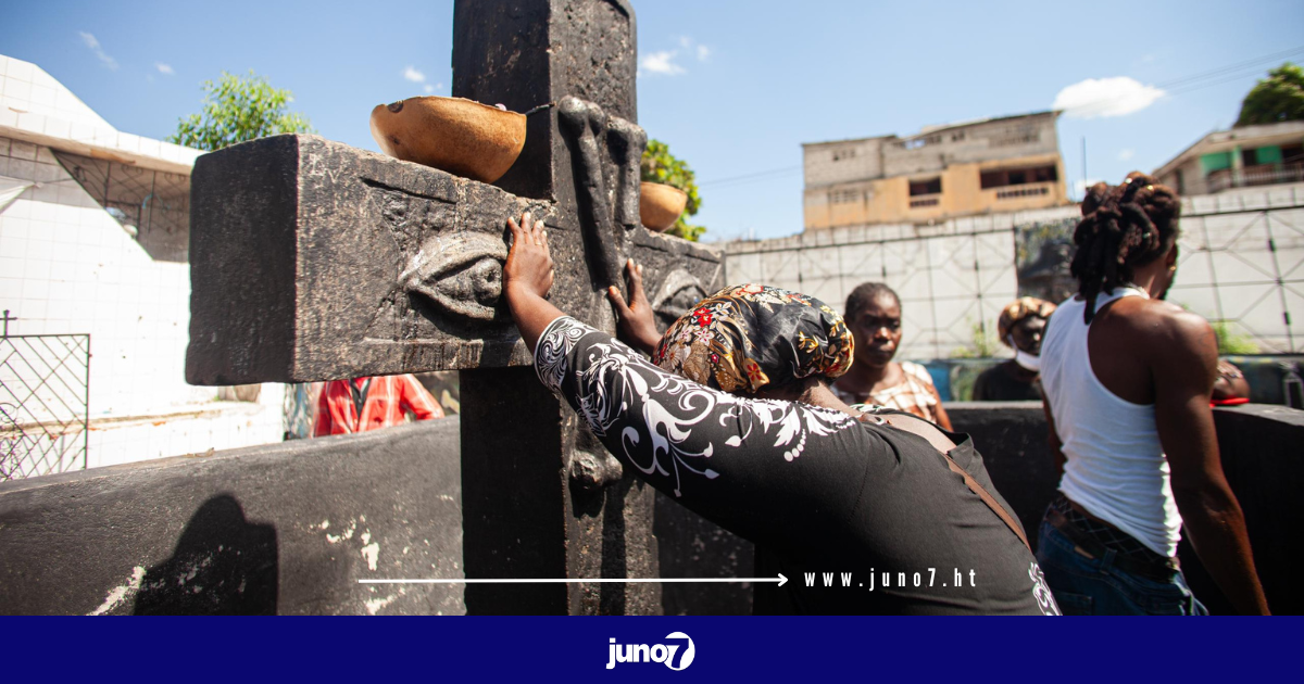 Timide fête des morts au cimetière de Port-au-Prince, assiégé par les gangs