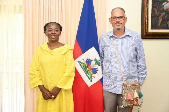 Le Premier ministre s’engage à soutenir les commerçantes décapitalisées de Port-au-Prince