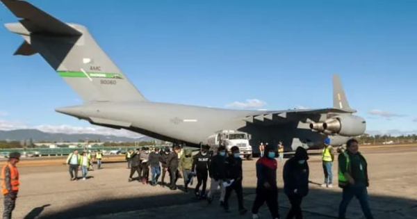 Gustavo Petro interdit l'entrée d'avions militaires américains transportant des migrants colombiens expulsés