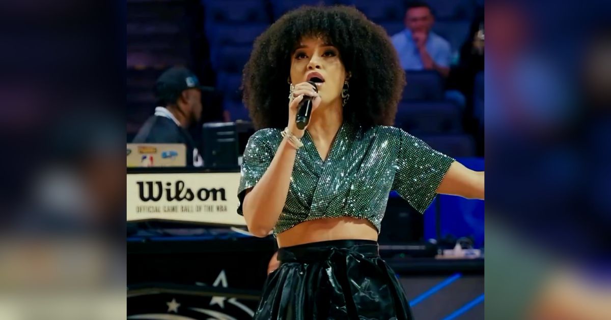 NBA : Fatima Altieri a chanté au Kia Center avant le match entre Orlando et Philadelphia